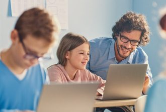 Elementary,School,Computer,Science,Class:,Smart,Girl,Uses,Laptop,Computer,